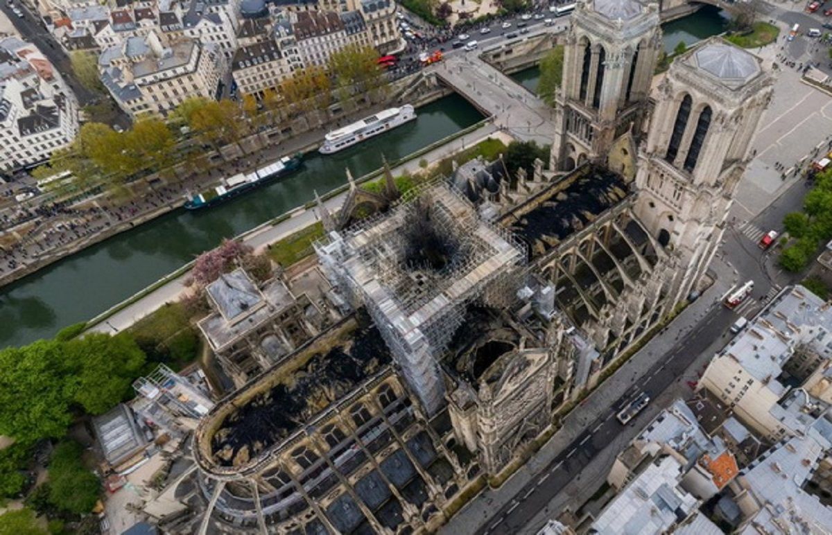 Альпинисты накрывают Нотр-Дам брезентом, чтобы защитить от дождя: фото Альпинисты накрывают Нотр-Дам брезентом, чтобы защитить от дождя: фото