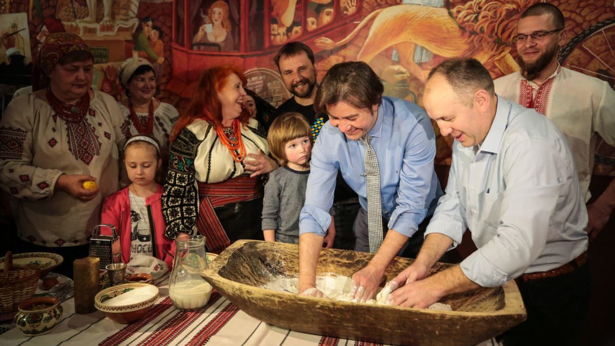 "Подаруй паску": українці організували низку благодійних акцій для військових "Подаруй паску": українці організували низку благодійних акцій для військових