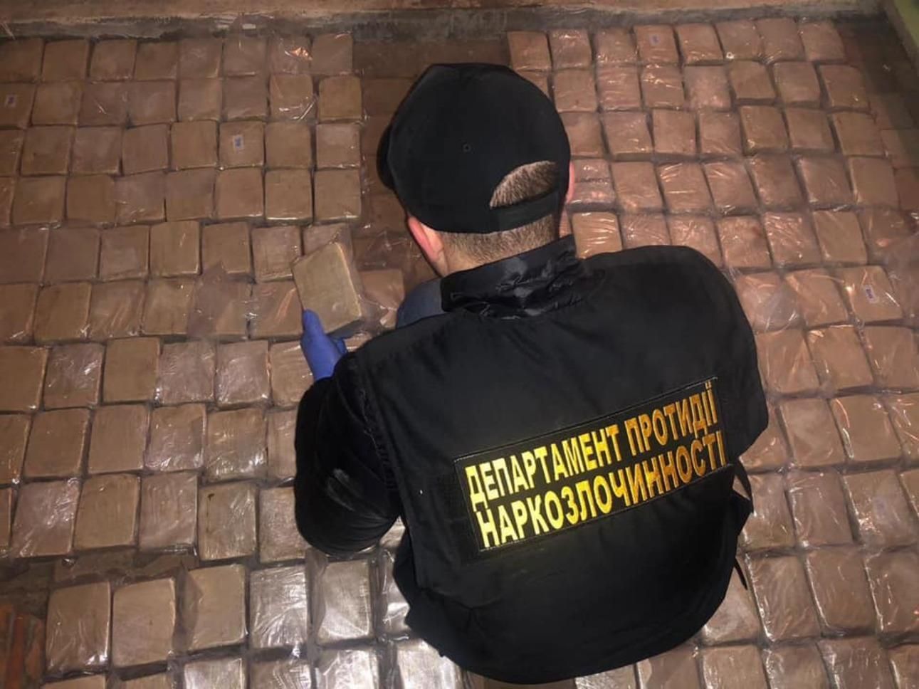 Хотели вывезти 300 килограммов героина: в Киеве задержали иностранных наркоторговцев