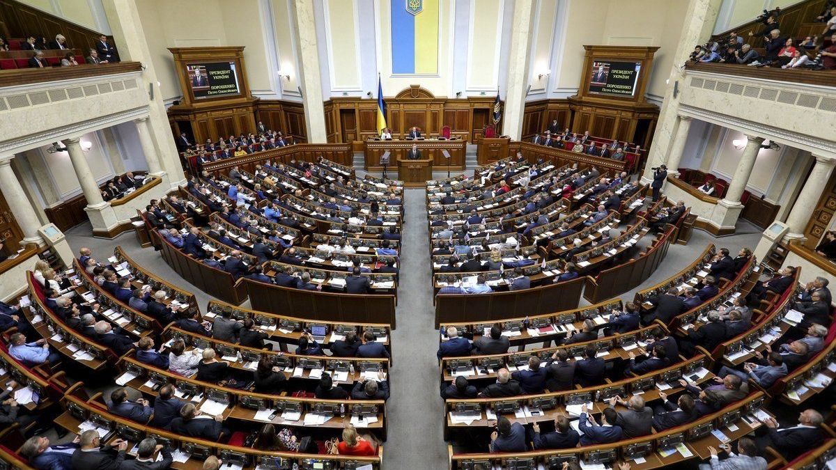 Жалкие беглецы и предатели: в ВРУ отреагировали на сбор подписей об отставке Парубия Жалкие беглецы и предатели: в ВРУ отреагировали на сбор подписей об отставке Парубия