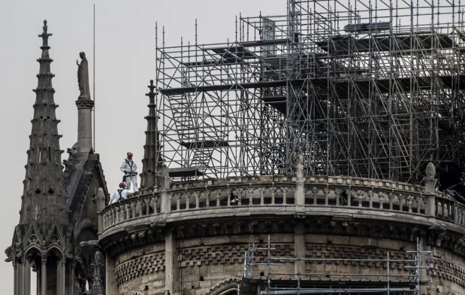 Робітники встановлювали будівельне риштування Робітники встановлювали будівельне риштування