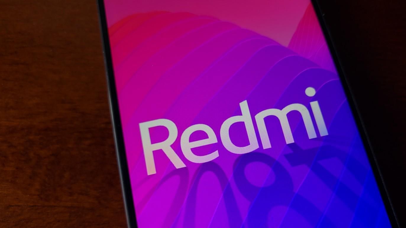 Новий топовий смартфон Redmi засвітився на "живих" фото Новий топовий смартфон Redmi засвітився на "живих" фото