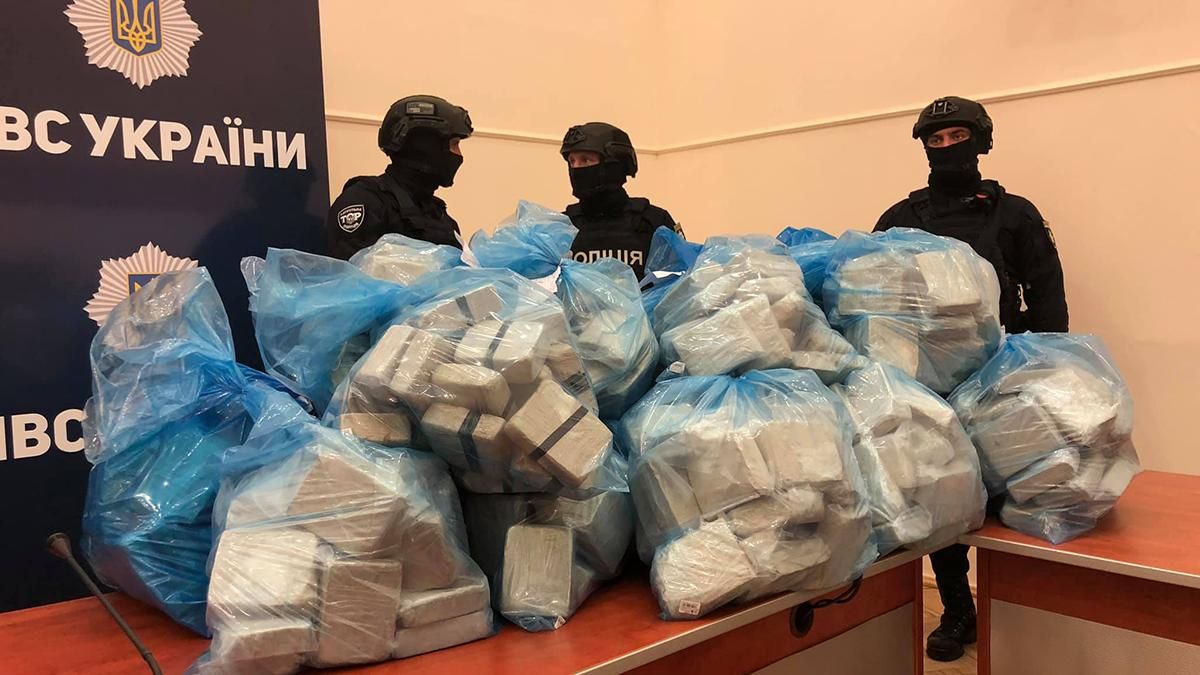 Полиция принесла на брифинг 300 килограмм героина: фото и видео