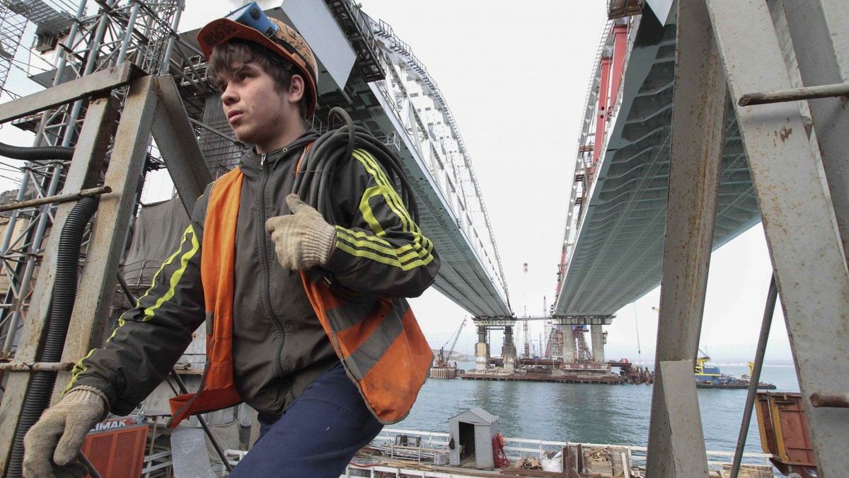 Скільки заробляють будівельники Кримського мосту: мережу розсмішили цифри