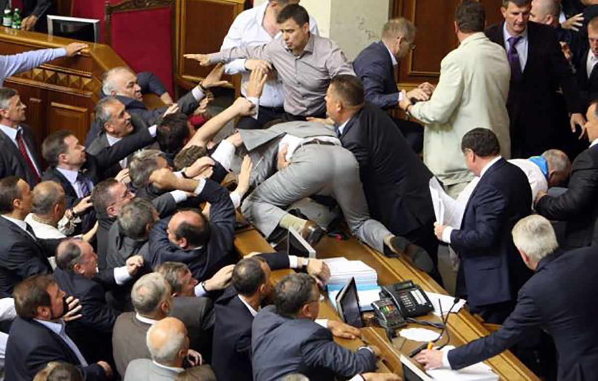 Всем нардепам вручат священные подарки перед Пасхой Всем нардепам вручат священные подарки перед Пасхой