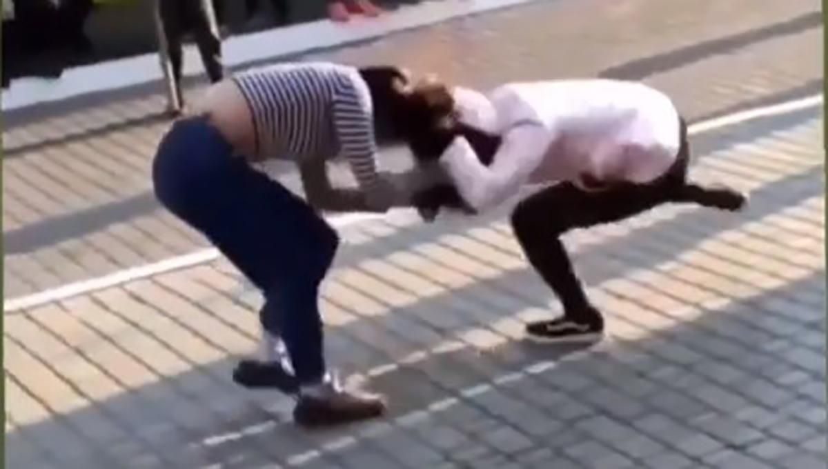 На Волині дівчата влаштували жорстоку бійку на подвір'ї школи: відео