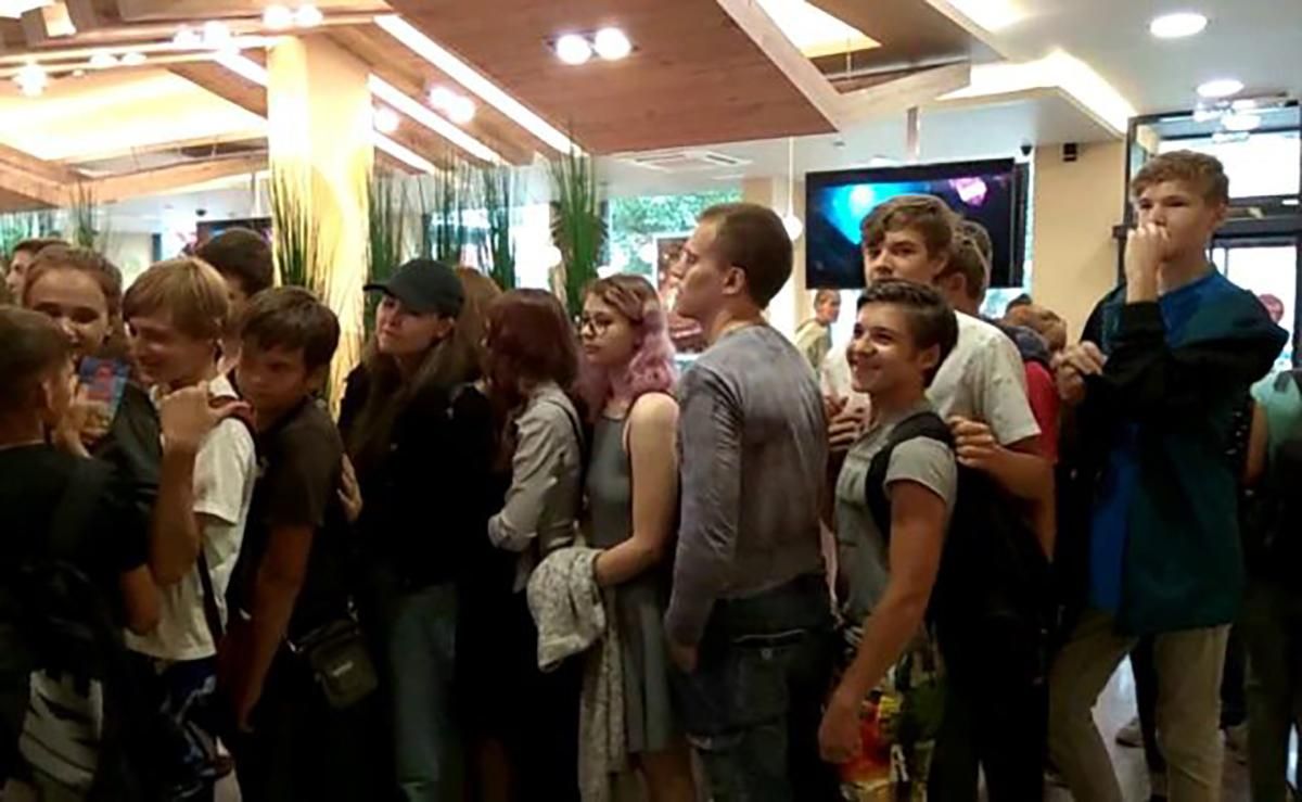 Це вже клініка: у Росії натовп шаленів за дармовими бургерами – курйозне відео