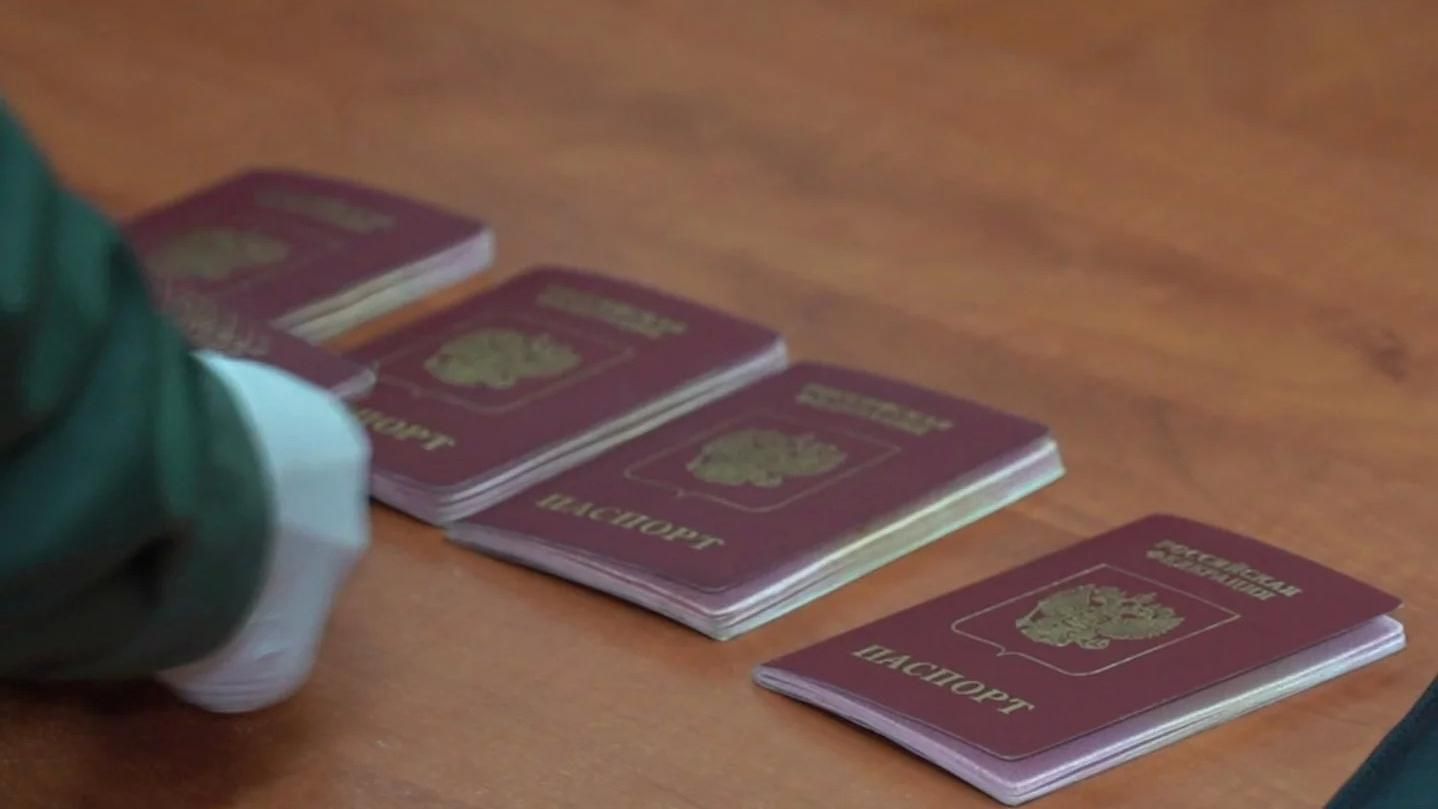 Як Росія готувалася до видачі своїх паспортів на окупованому Донбасі 
