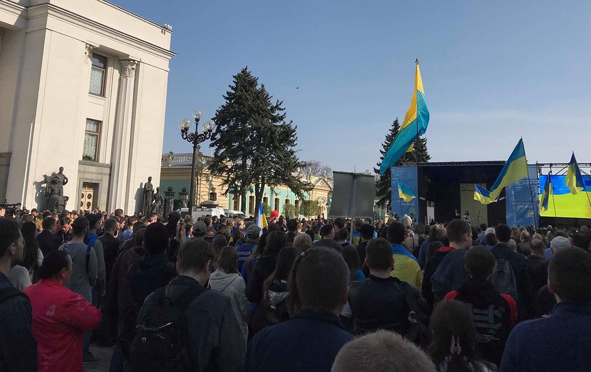 Будемо стояти до останнього: активісти вимагають від депутатів ухвалення закону про мову Будемо стояти до останнього: активісти вимагають від депутатів ухвалення закону про мову