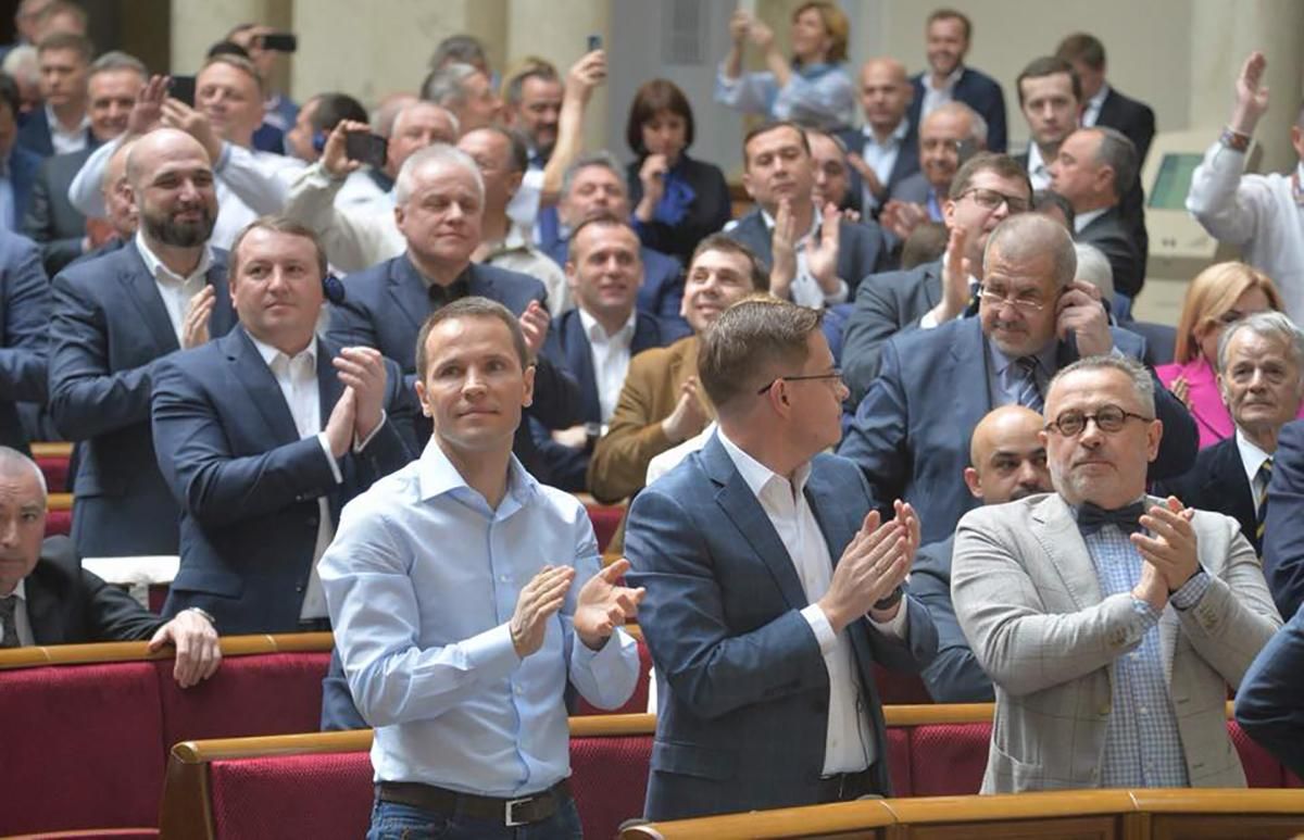 Безумная радость vs отчаяние: реакция депутатов на языковой закон в фото Безумная радость vs отчаяние: реакция депутатов на языковой закон в фото