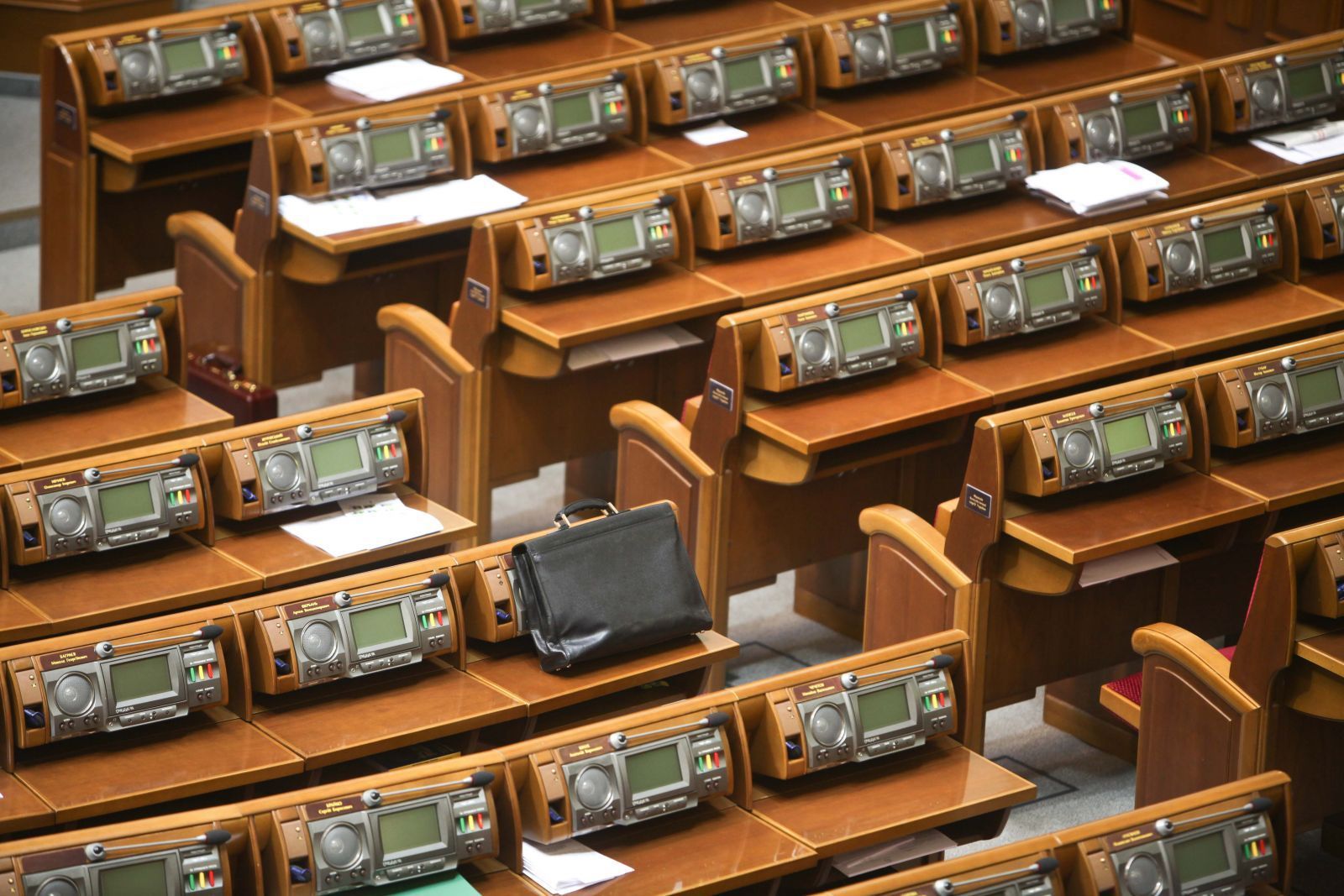 Зеленський зможе розпустити Верховну Раду до 14 червня 2019 року: версія судді Вовка Зеленський зможе розпустити Верховну Раду до 14 червня 2019 року: версія судді Вовка