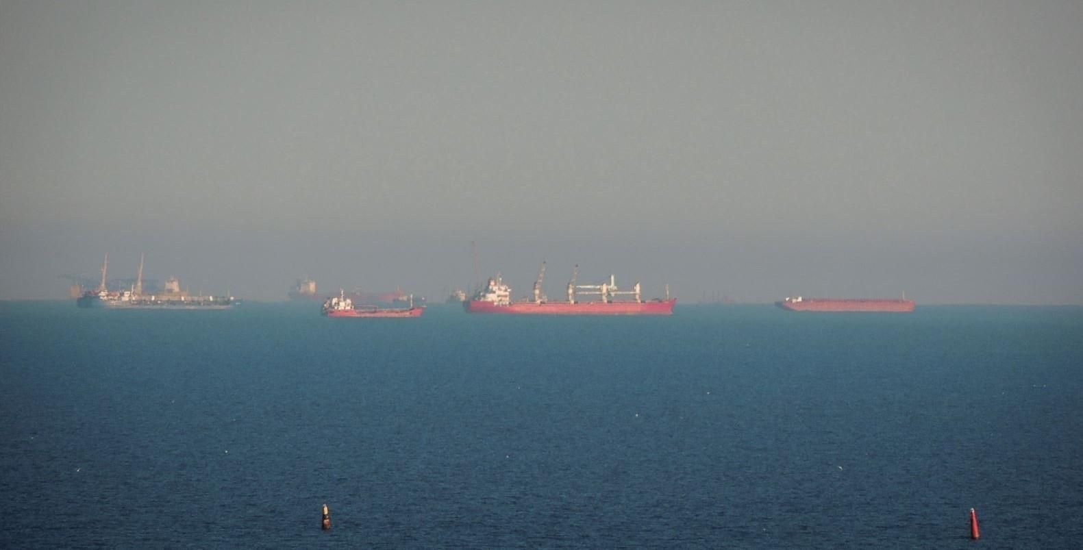 Біля Керченської протоки зафіксували велике скупчення кораблів: фото та відео Біля Керченської протоки зафіксували велике скупчення кораблів: фото та відео