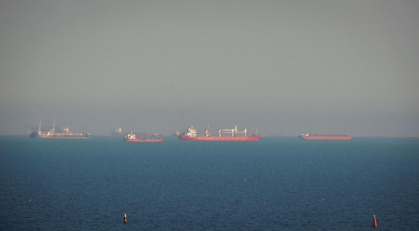 Возле Керченского пролива зафиксировали большое скопление кораблей: фото и видео Возле Керченского пролива зафиксировали большое скопление кораблей: фото и видео