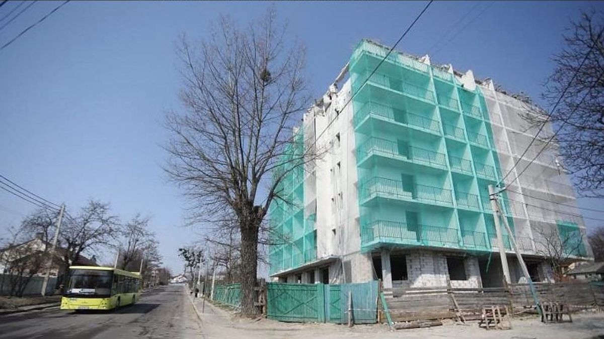 В Украине впервые снесли незаконную многоэтажку: что теперь на месте застройки
