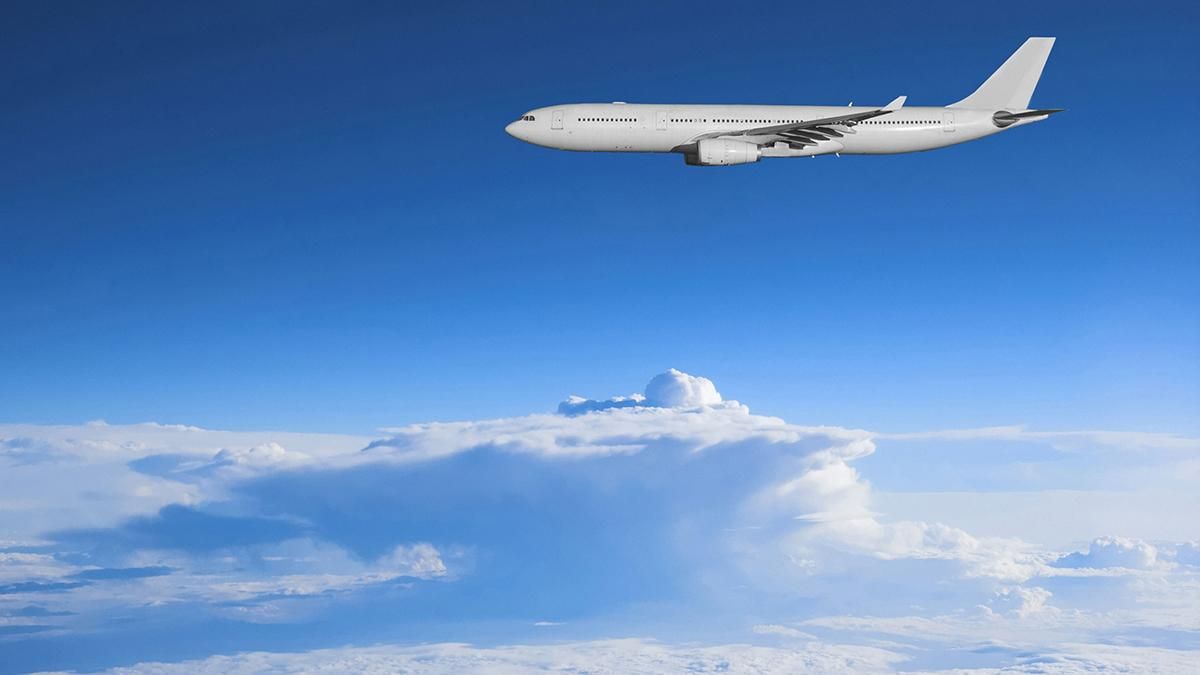 Итальянец пытался выйти из самолета на высоте 9000 метров Итальянец пытался выйти из самолета на высоте 9000 метров