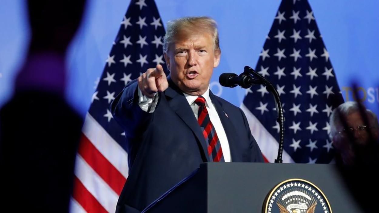 Мужчина бросил телефон в Трампа: видео инцидента Мужчина бросил телефон в Трампа: видео инцидента