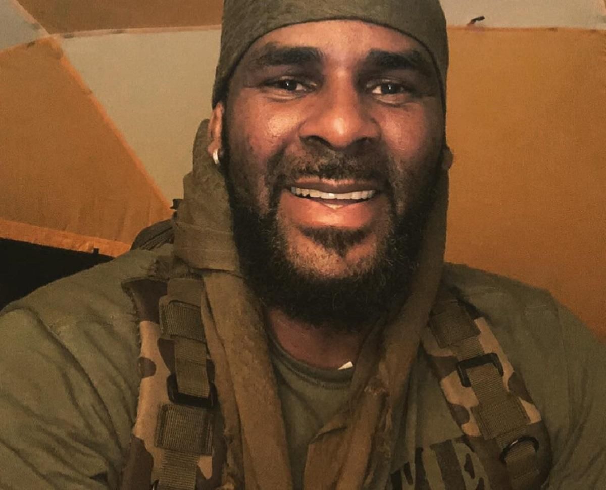 Офіційно: американського співака R Kelly визнали винним у зґвалтуванні неповнолітньої дівчини Офіційно: американського співака R Kelly визнали винним у зґвалтуванні неповнолітньої дівчини