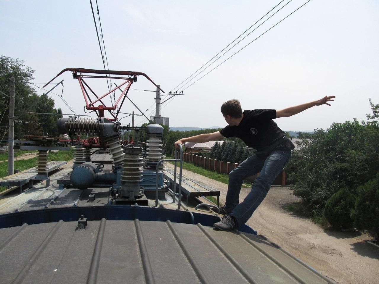 Подростка убило током во время развлечений на крыше поезда Подростка убило током во время развлечений на крыше поезда