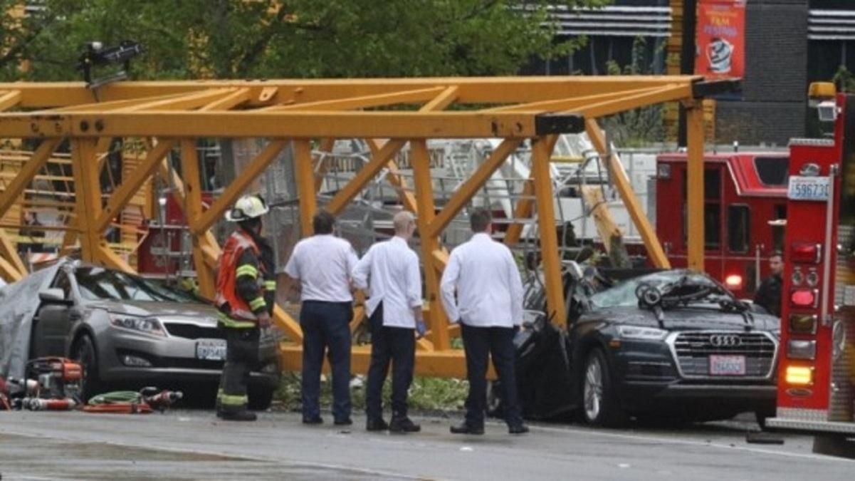 В США на дорогу упал строительный кран: четыре человека погибли В США на дорогу упал строительный кран: четыре человека погибли