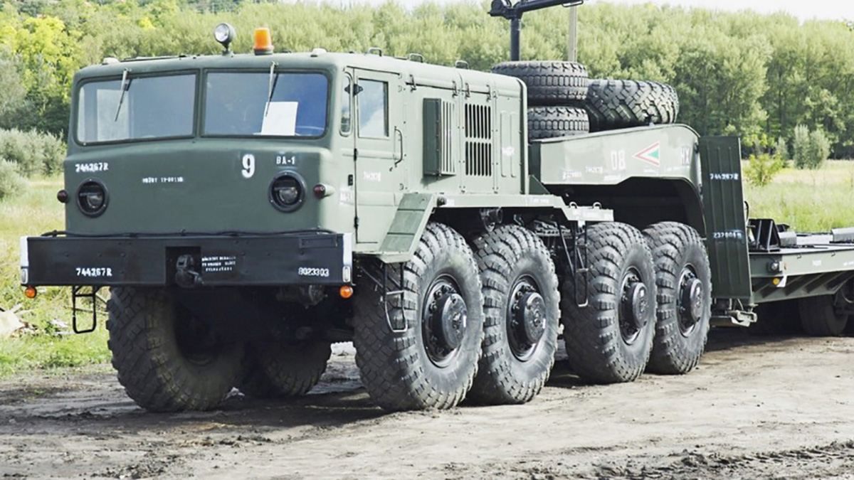 На Донбассе военный тягач оккупантов сбил пожилого мужчину, пострадавшему оторвало ногу