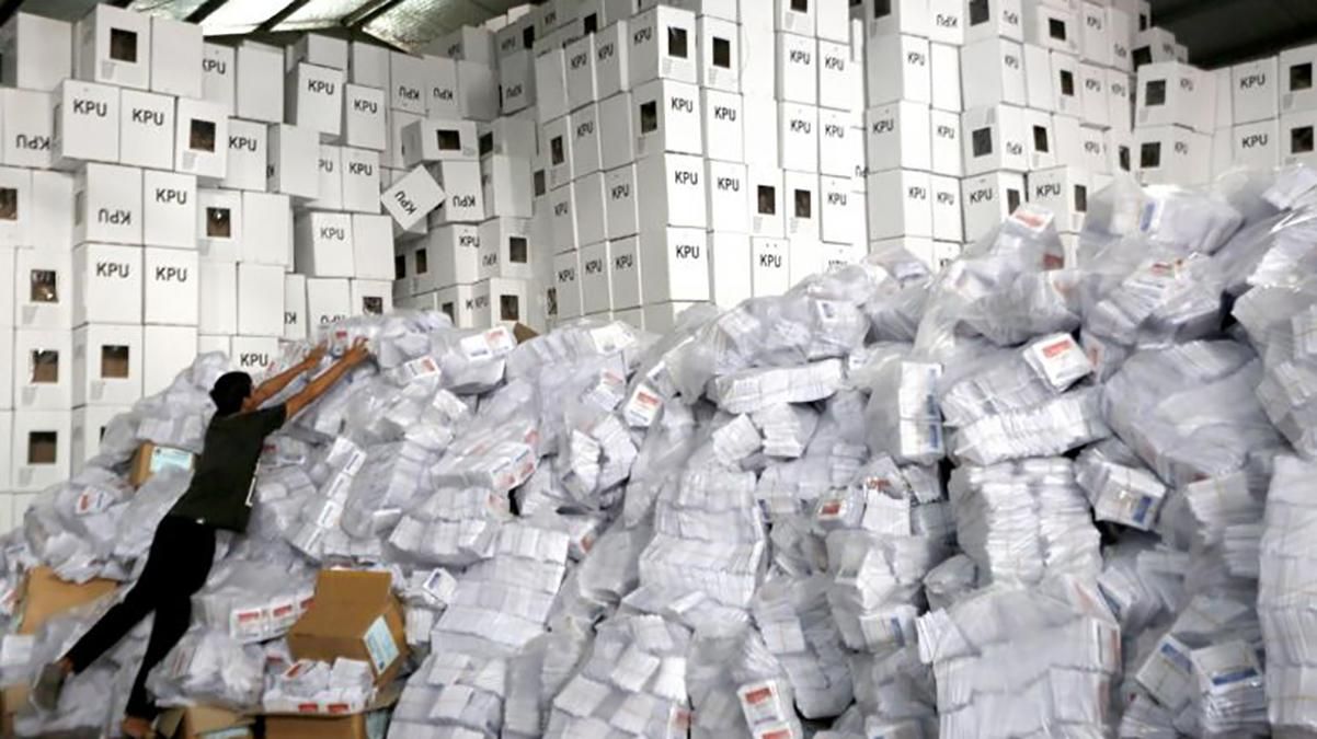 В Індонезії від перевтоми померли майже 300 працівників виборчих комісій В Індонезії від перевтоми померли майже 300 працівників виборчих комісій