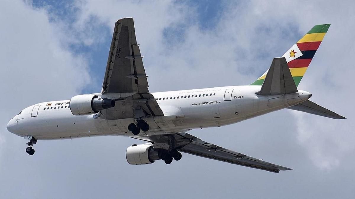 Boeing 767 приземлився з палаючим двигуном (відео)