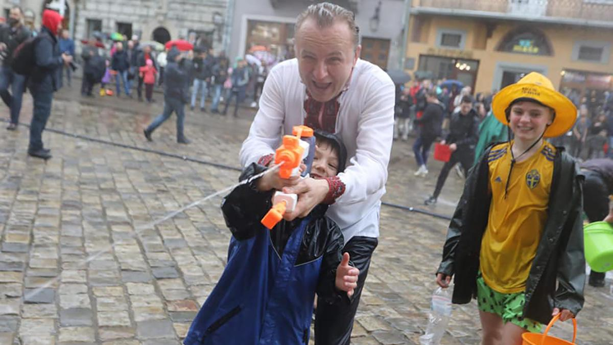 Поливальный понедельник в Украине: во Львове Садовый присоединился к праздничным обливаниям