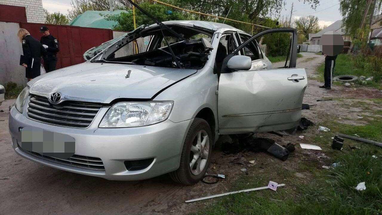 В Харькове взорвали машину, есть тяжелораненый: фото