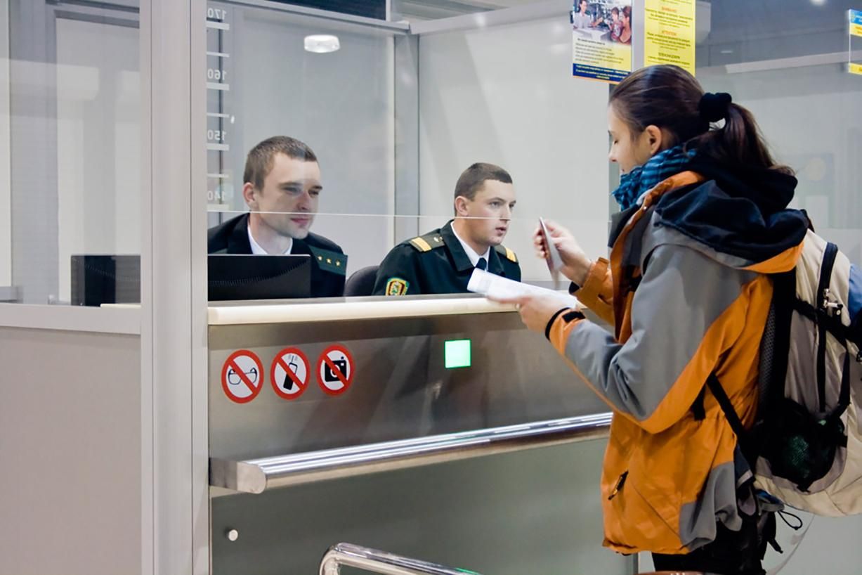 Скільки тисяч українців не випустили за кордон у 2018 році: неочікувана статистика