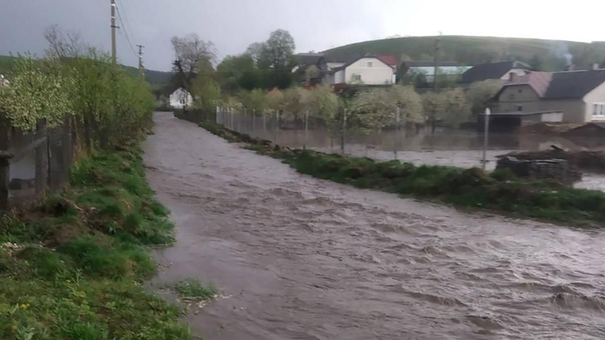 Великодня негода прокотилася Україною: величезний град і безліч підтоплених будинків Великодня негода прокотилася Україною: величезний град і безліч підтоплених будинків