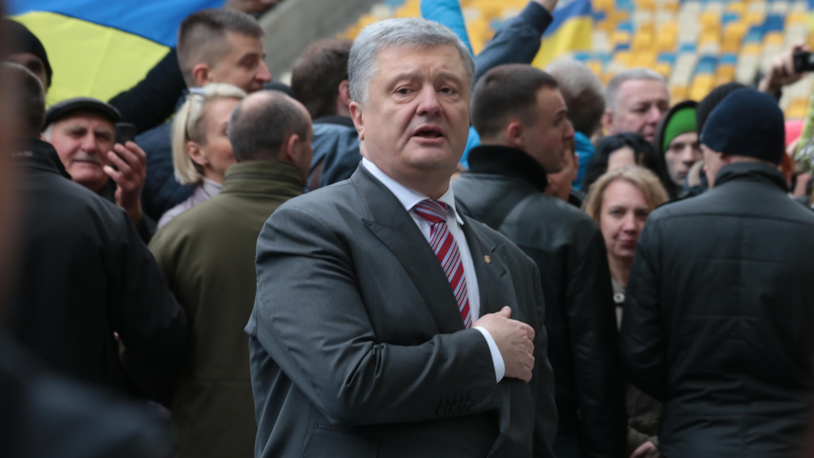 Порошенко заявив, що саме він, а не Зеленський, підпише закон про мову