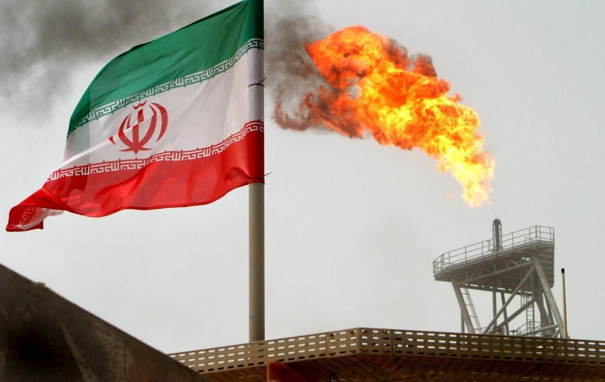 США продлили действие эмбарго на поставки нефти из Ирана