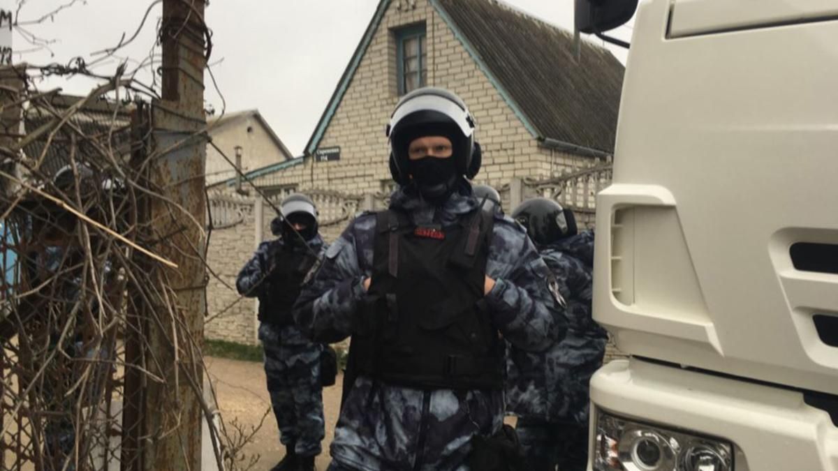 У Криму окупанти зі зброєю увірвалися в будинки кримських татар: відео У Криму окупанти зі зброєю увірвалися в будинки кримських татар: відео