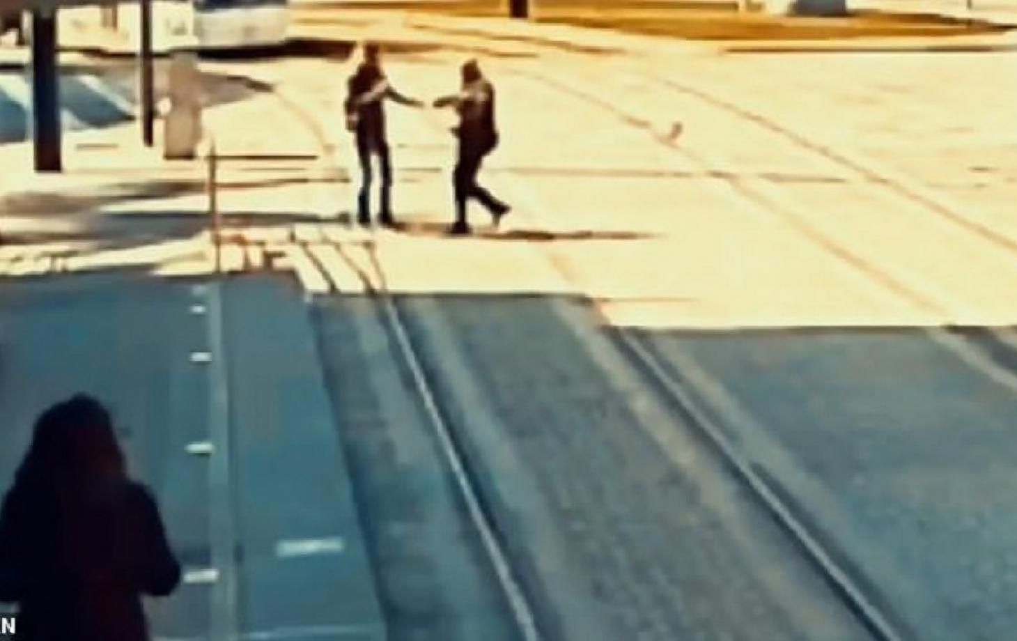 Іспанський коп врятував сліпу дівчину з-під коліс трамвая: відео Іспанський коп врятував сліпу дівчину з-під коліс трамвая: відео