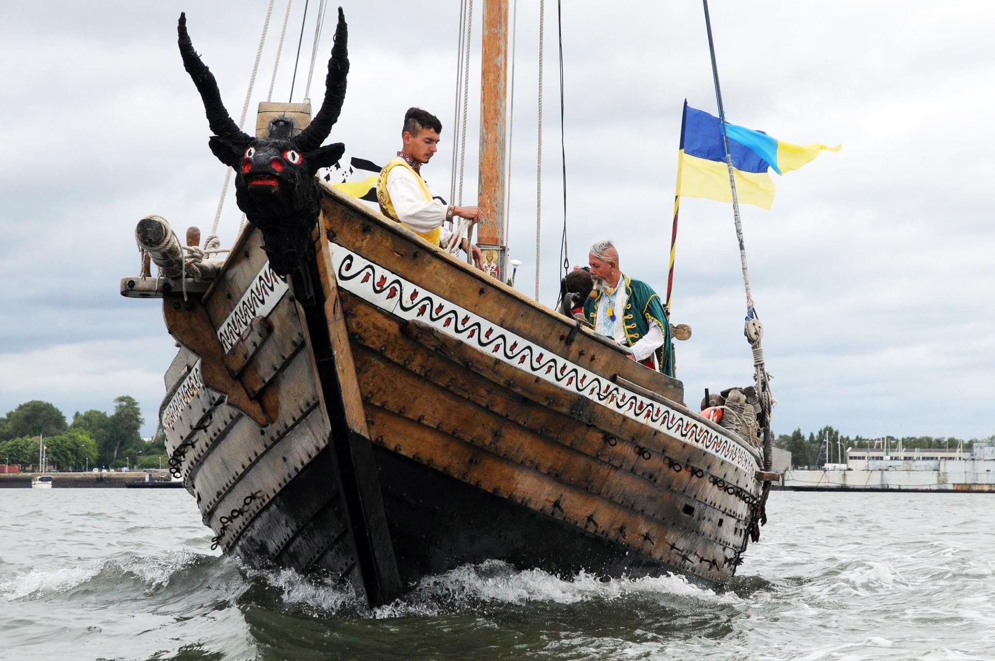 Из Запорожья в Херсон отправилось старинное казацкое судно