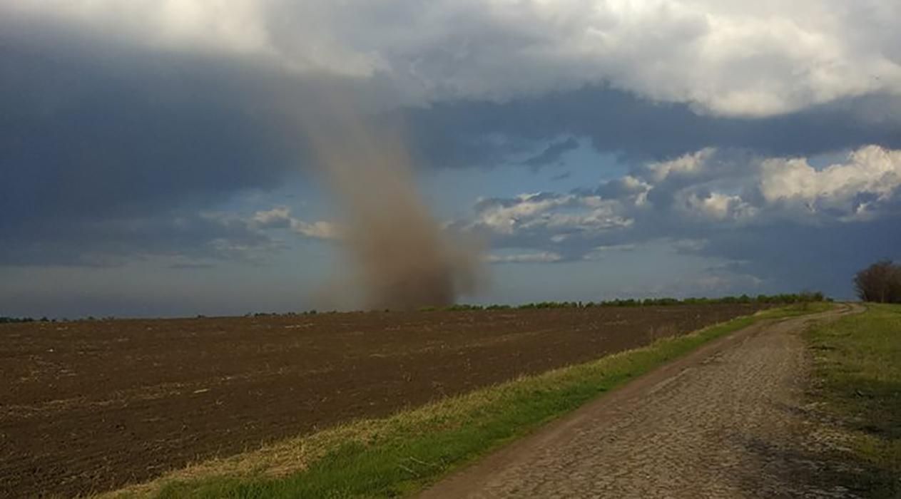 Непогода в Украине: в двух областях зафиксировали смерч – видео Непогода в Украине: в двух областях зафиксировали смерч – видео