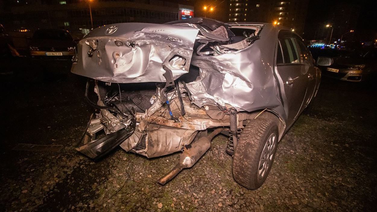 Пьяный водитель вдребезги разбил семь авто в Киеве: фото и видео