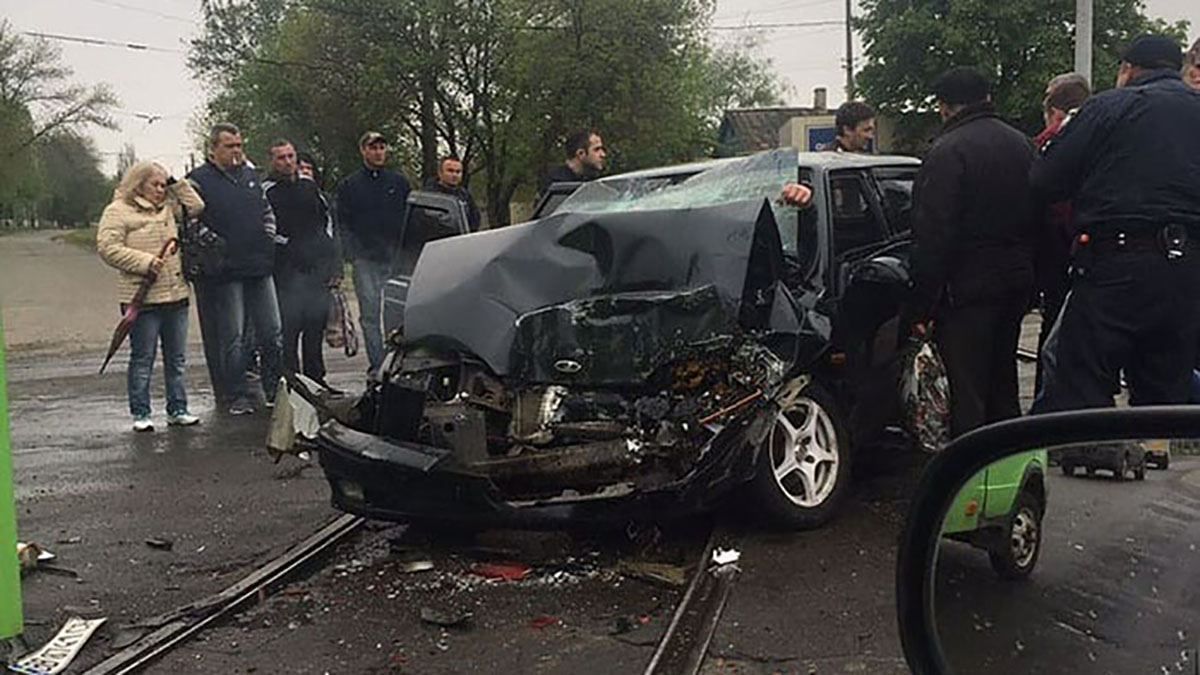 В Краматорске авто с военными влетело в маршрутку, есть жертва: фото