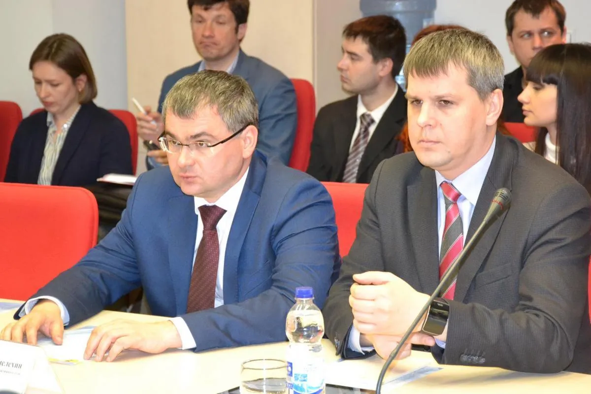 Суддя Віталій Амельохін (ліворуч)