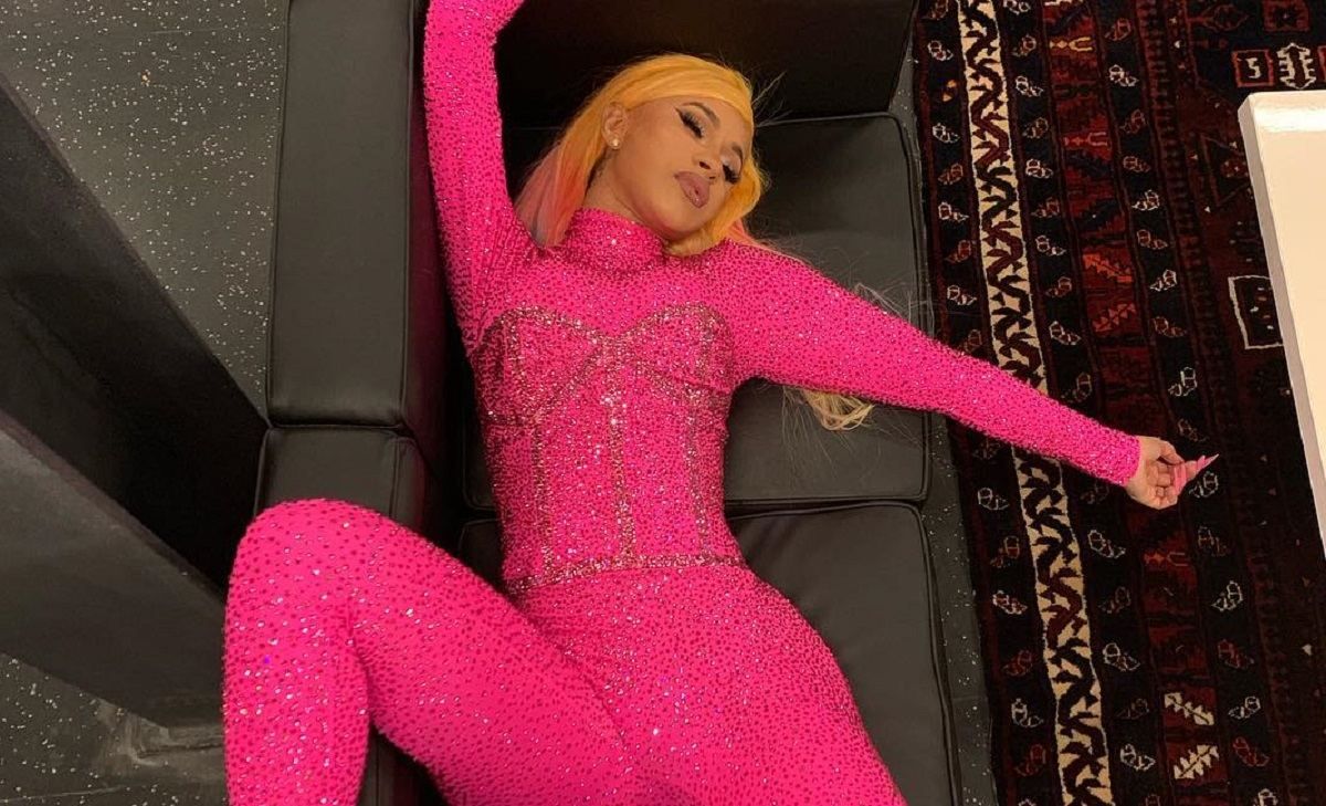 Вслід за Кім Кардашян: Cardi B в епатажному комбінезоні підкреслила пишні форми