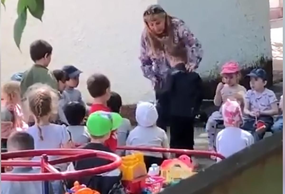 В детском саду России ребенка заставили на коленях целовать землю: видео издевательства