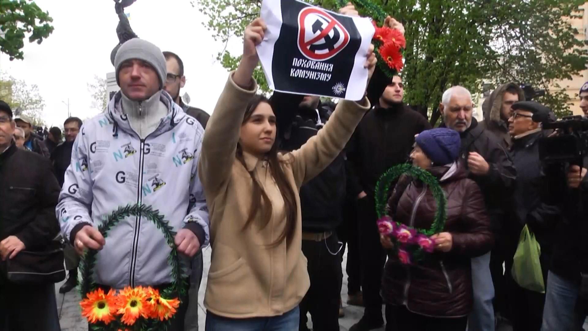 В Харькове произошёл бой цветами между сторонниками 1 мая и участниками акции за декоммунизацию