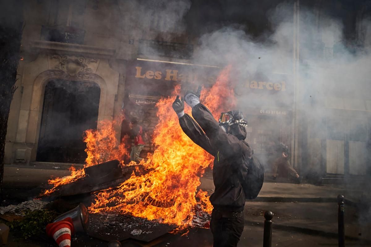 Каміння, спалені авто і сльозогінний газ: у Парижі спалахнули сутички на акціях до 1 травня 