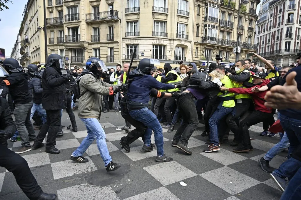 Париж сутички 1 травня демонстрації поліція сльозогінний газ