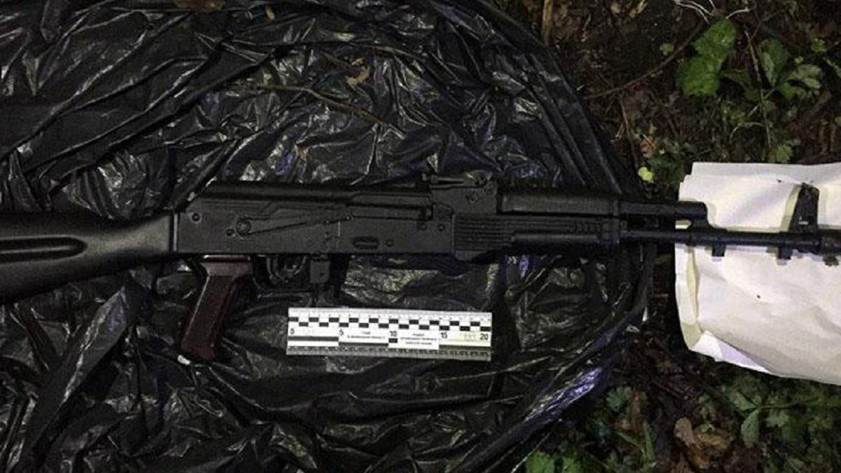 На Донеччині 18-річний хлопець виявив сховок зі зброєю (фото)