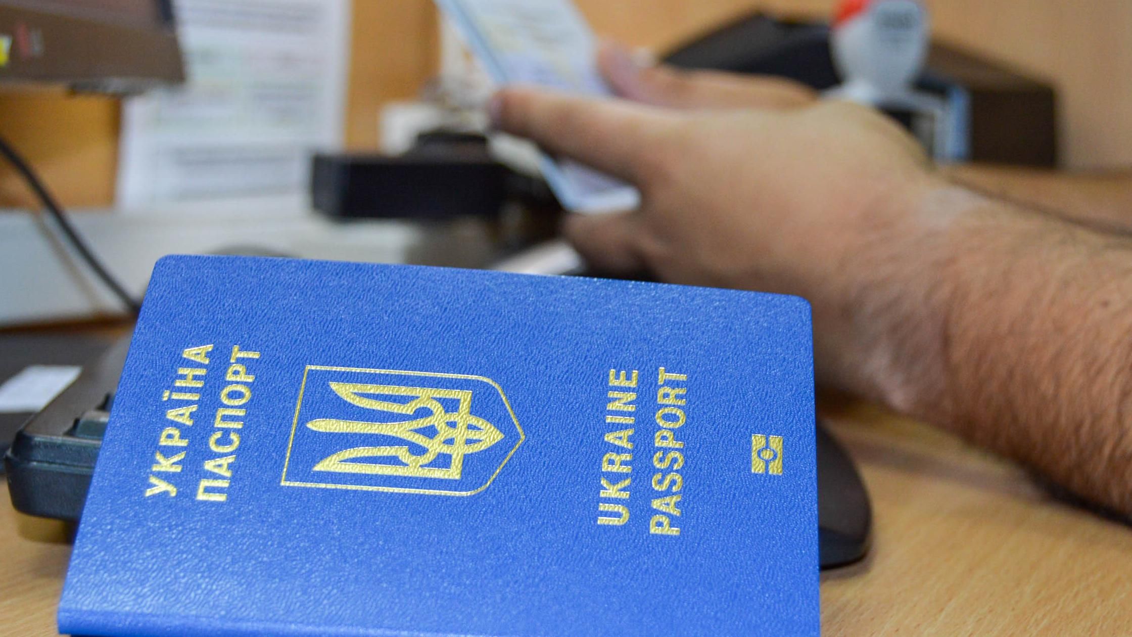В Україні знову почали видавати біометричні паспорти