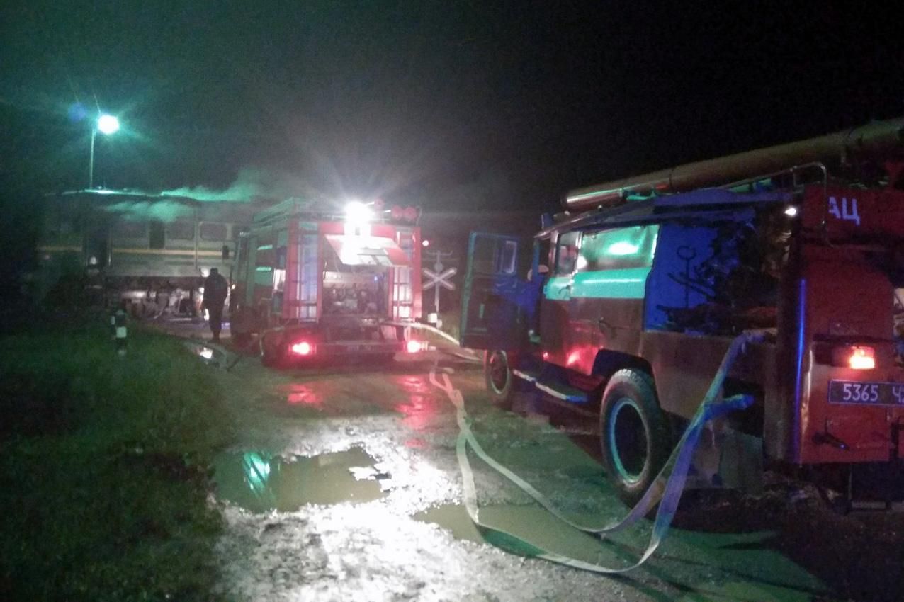 Біля Кам'янця-Подільського загорівся потяг з пасажирами Біля Кам'янця-Подільського загорівся потяг з пасажирами