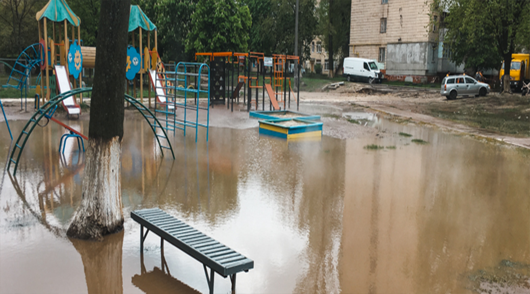 У Києві прорвало трубу з гарячою водою, одна машина провалилася під асфальт: відео