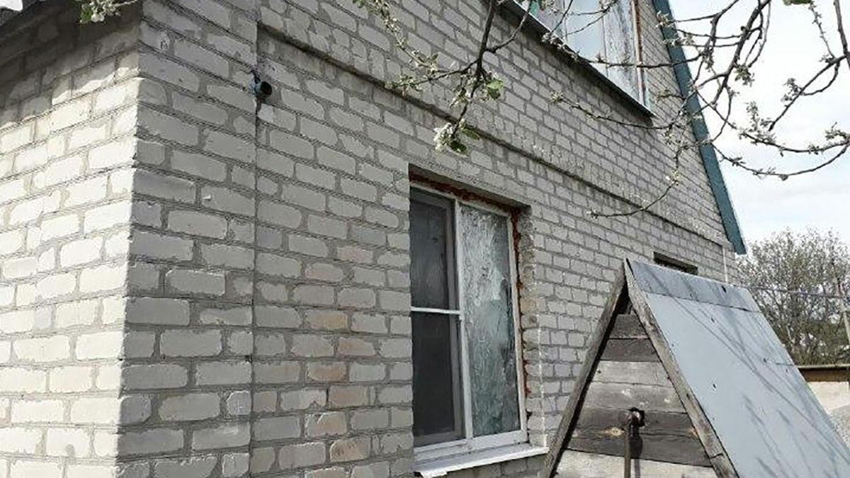 Оккупанты обстреляли жилые дома на оккупированном Донбассе: фото