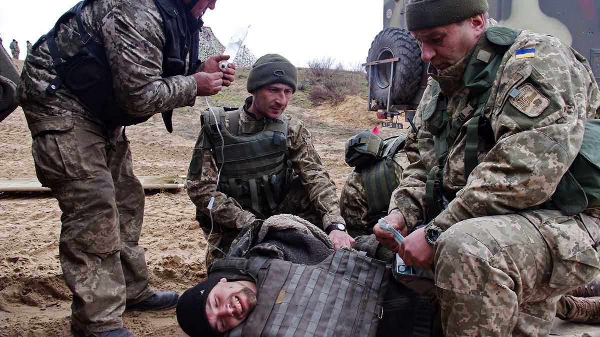 Російські окупанти поранили двох українських військових на Донбасі